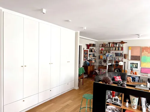 Wohnzimmer mit Einbauschrank und Parkett