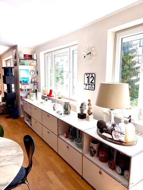 Wohnzimmer mit langem Sideboard
