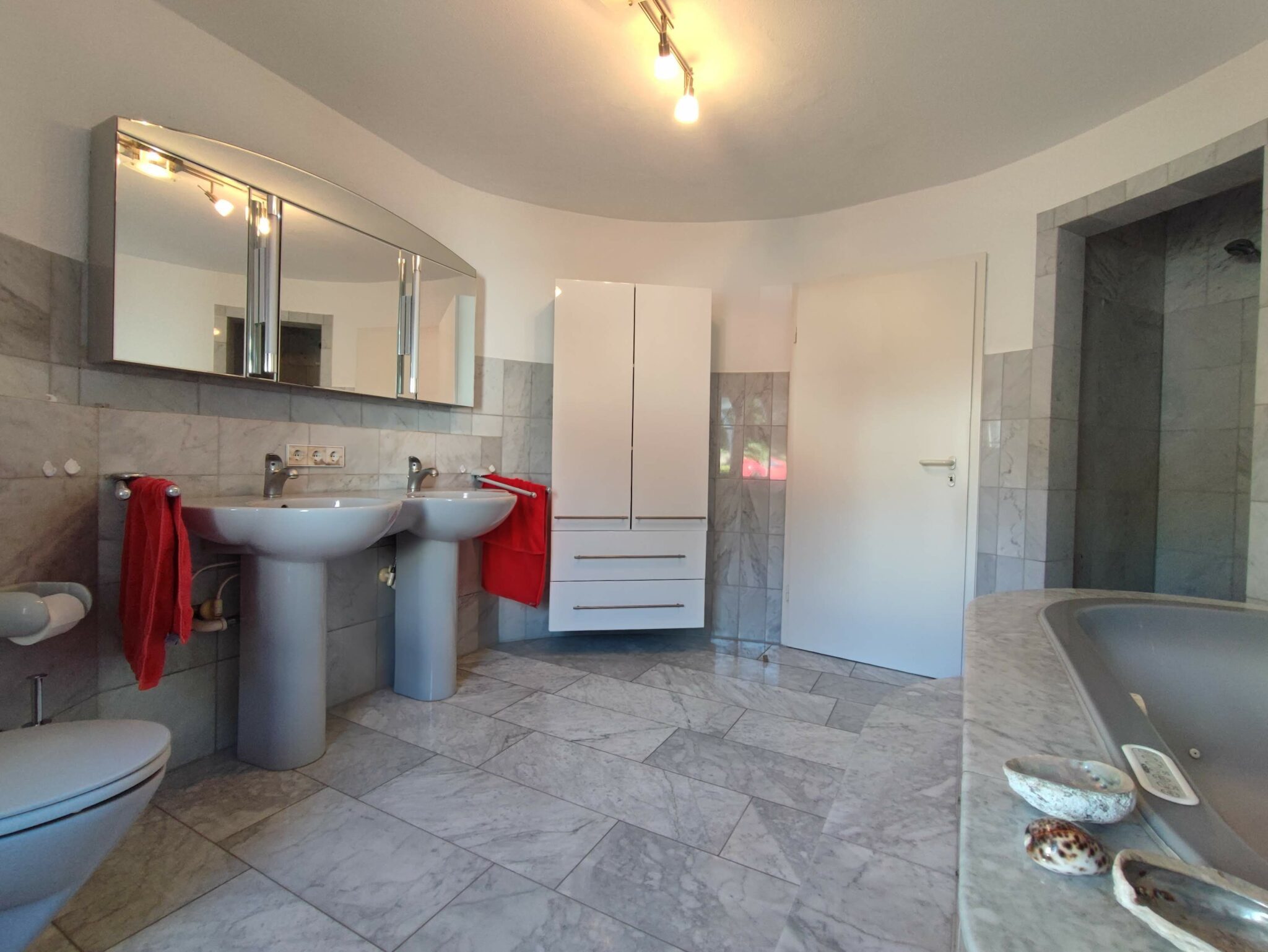 EG Bad mit Dusche und Badewanne